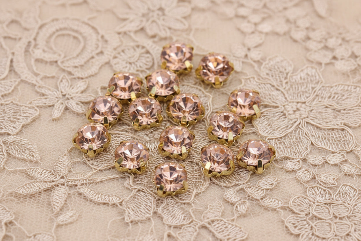 strass rose corail, griffe en métal doré a coudre