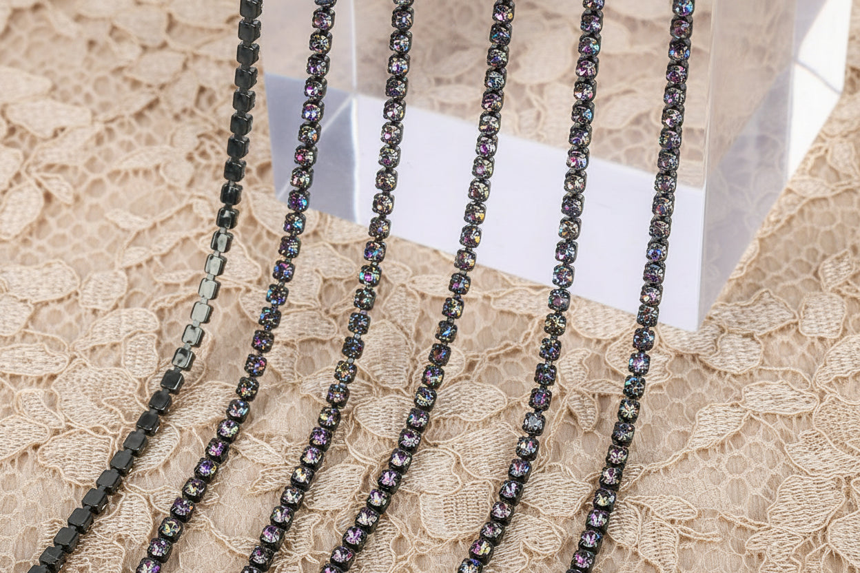chaine a strass arc-en-ciel a griffe noir
