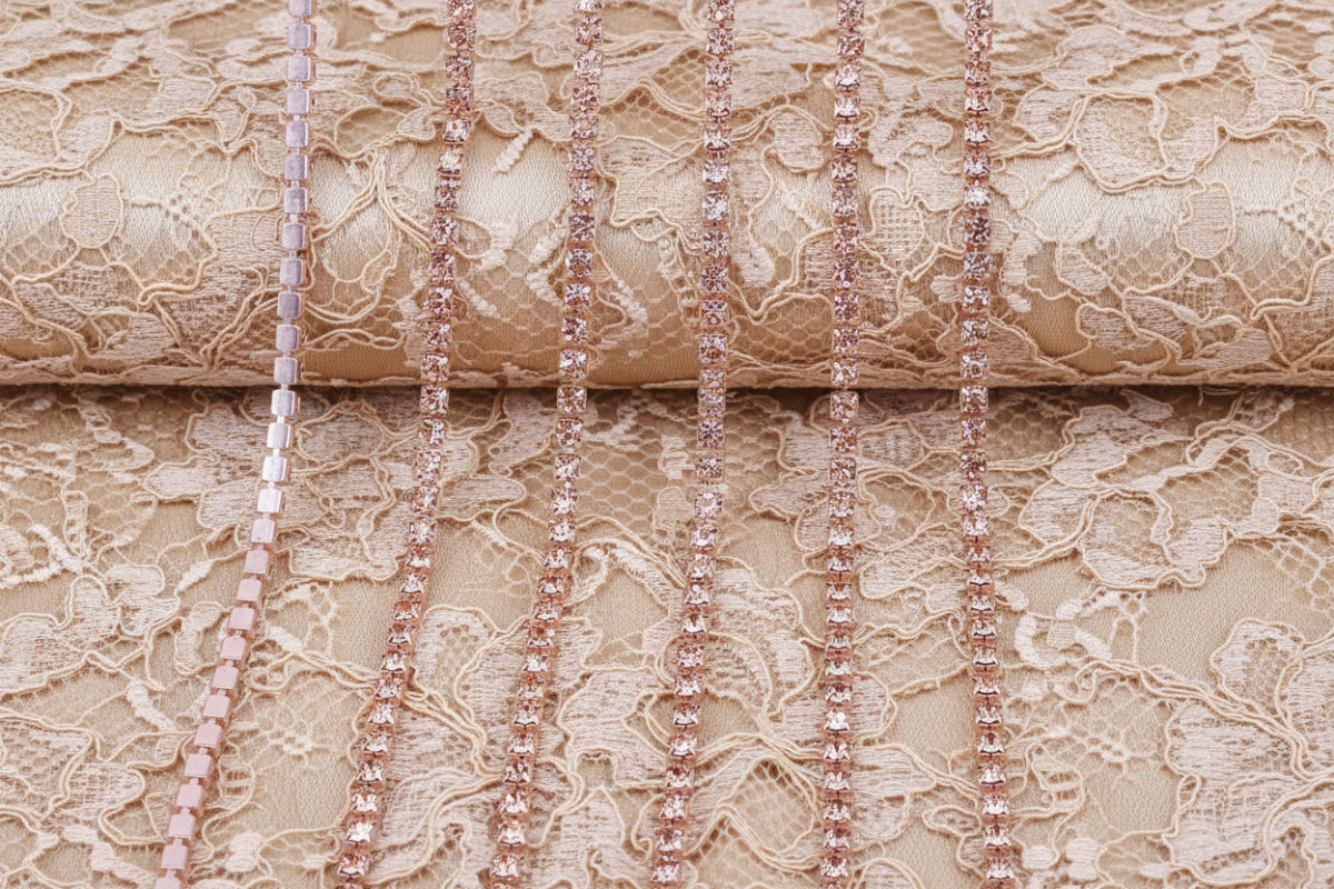 chaine de strass beige-rosé a griffe rosé 