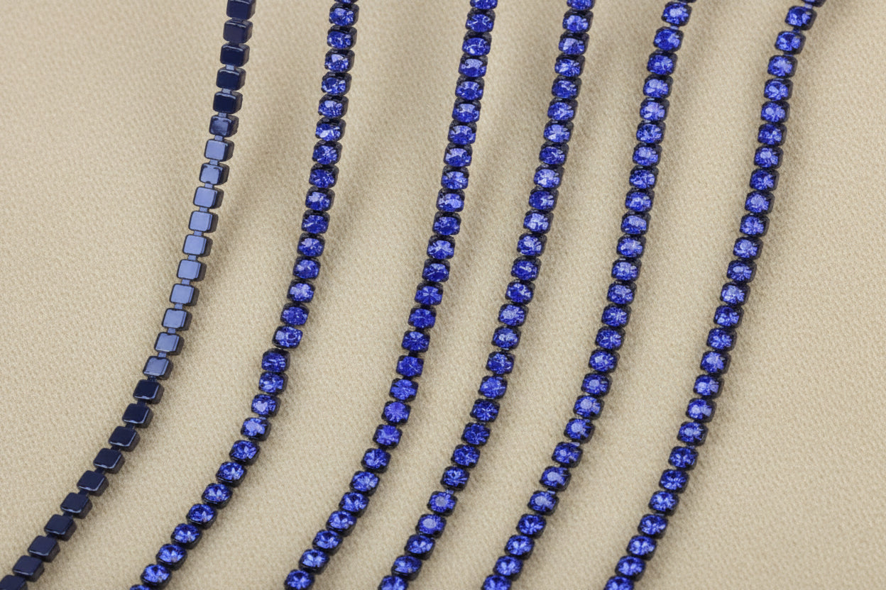 chaine de strass en bleu roi-saphir a griffe bleu