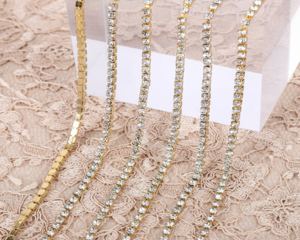 chaine de strass en crystal-BL. a griffe doré 