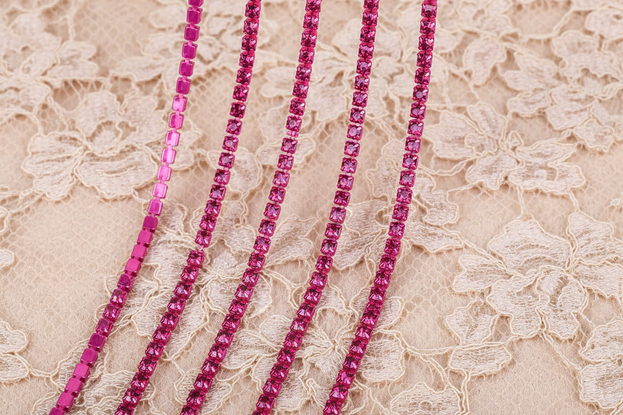 chaine de strass fuchsia a griffe fuchsia