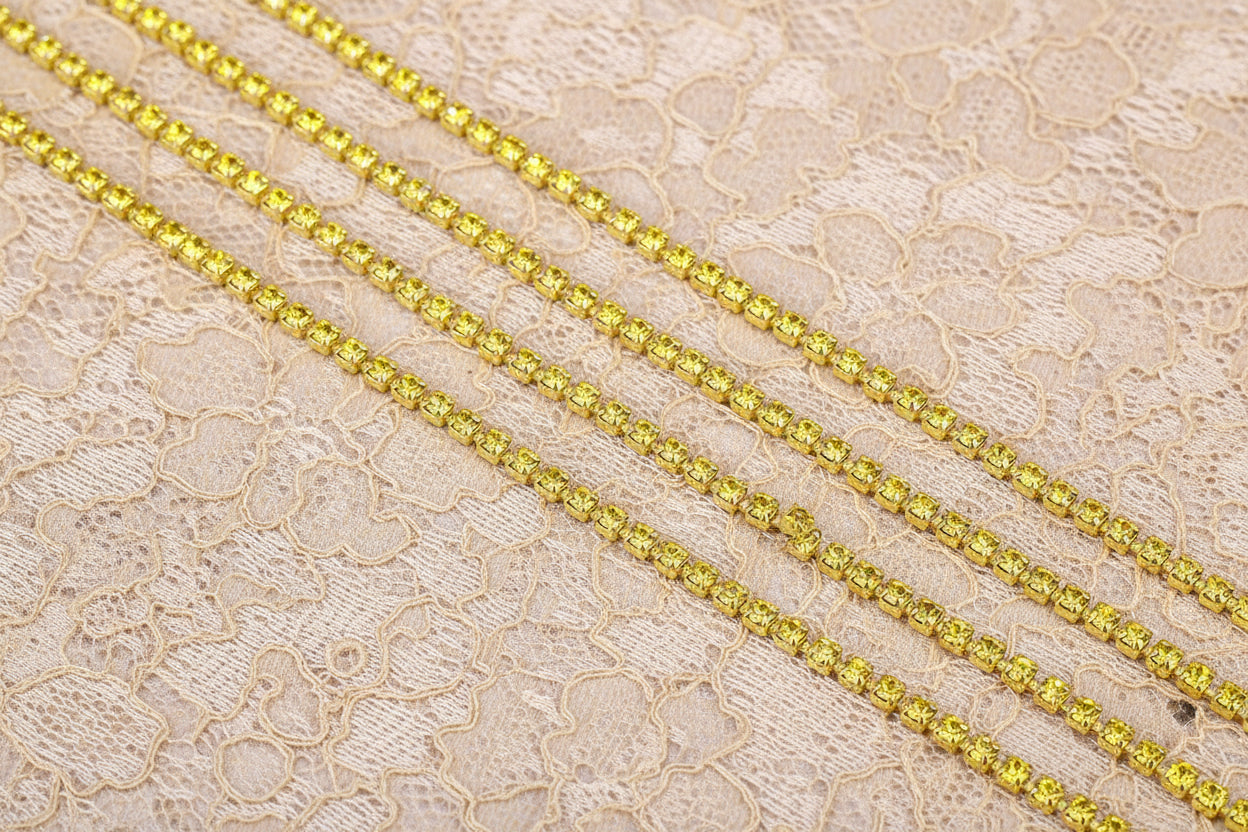 chaine de strass jaune-jonquil a griffe doré 