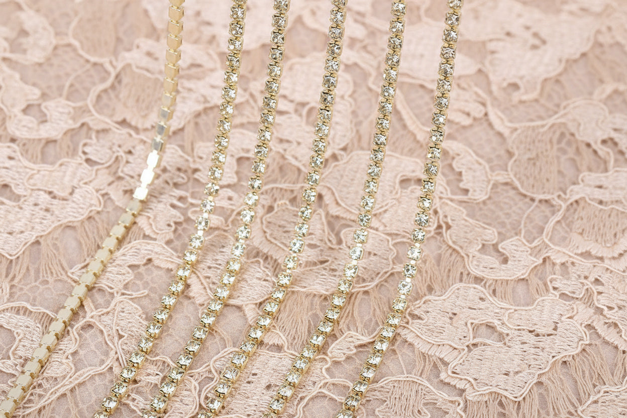 chaine de strass beige a griffe beige