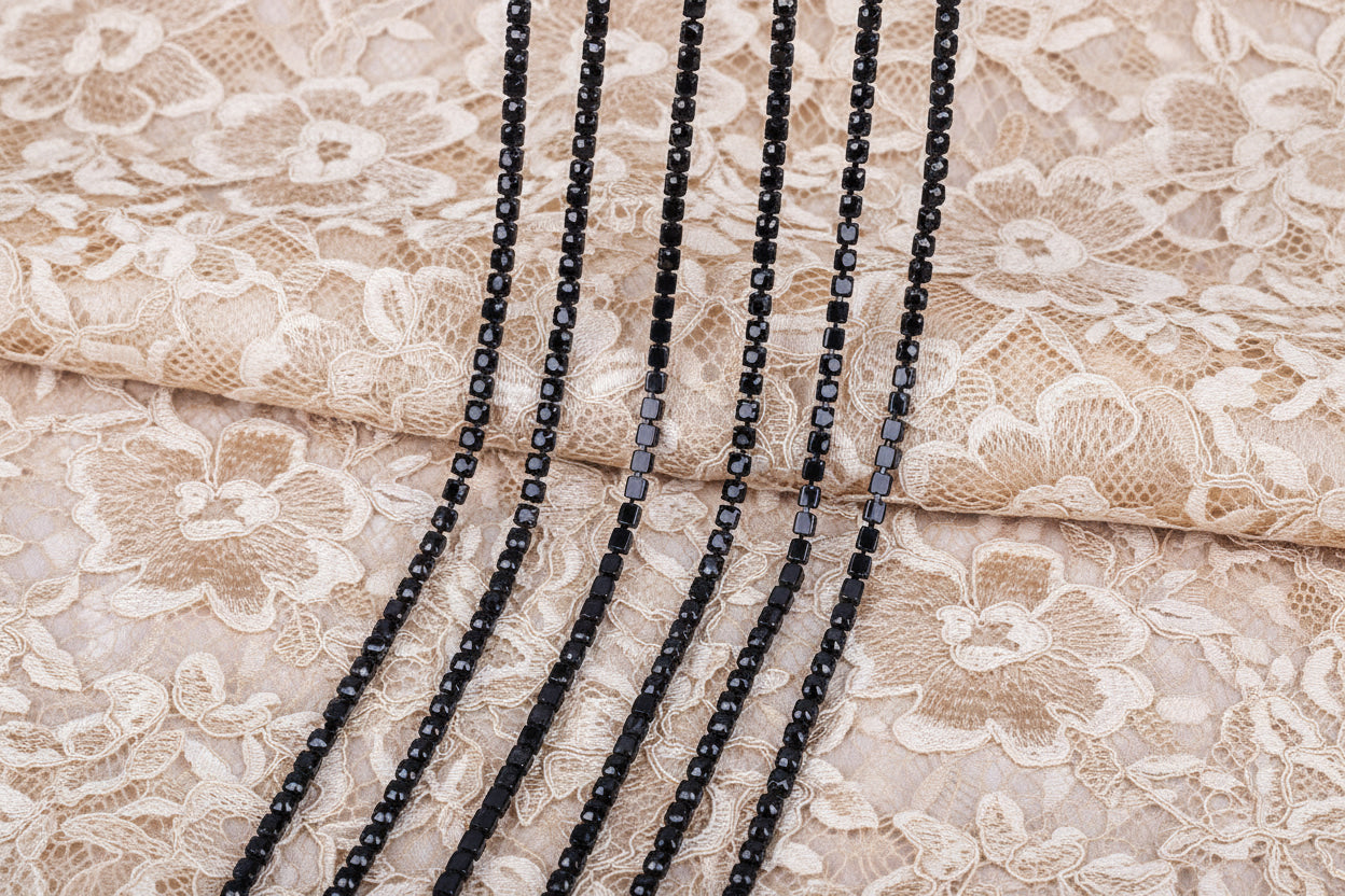 chaine de strass noir-opaque a agriffe noir