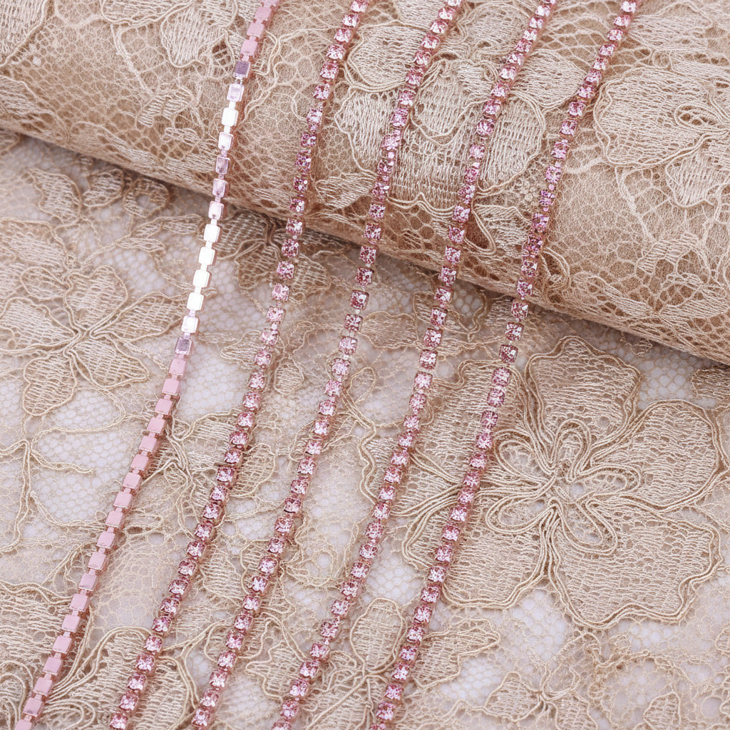chaine de strass rose-pastel a griffe rose