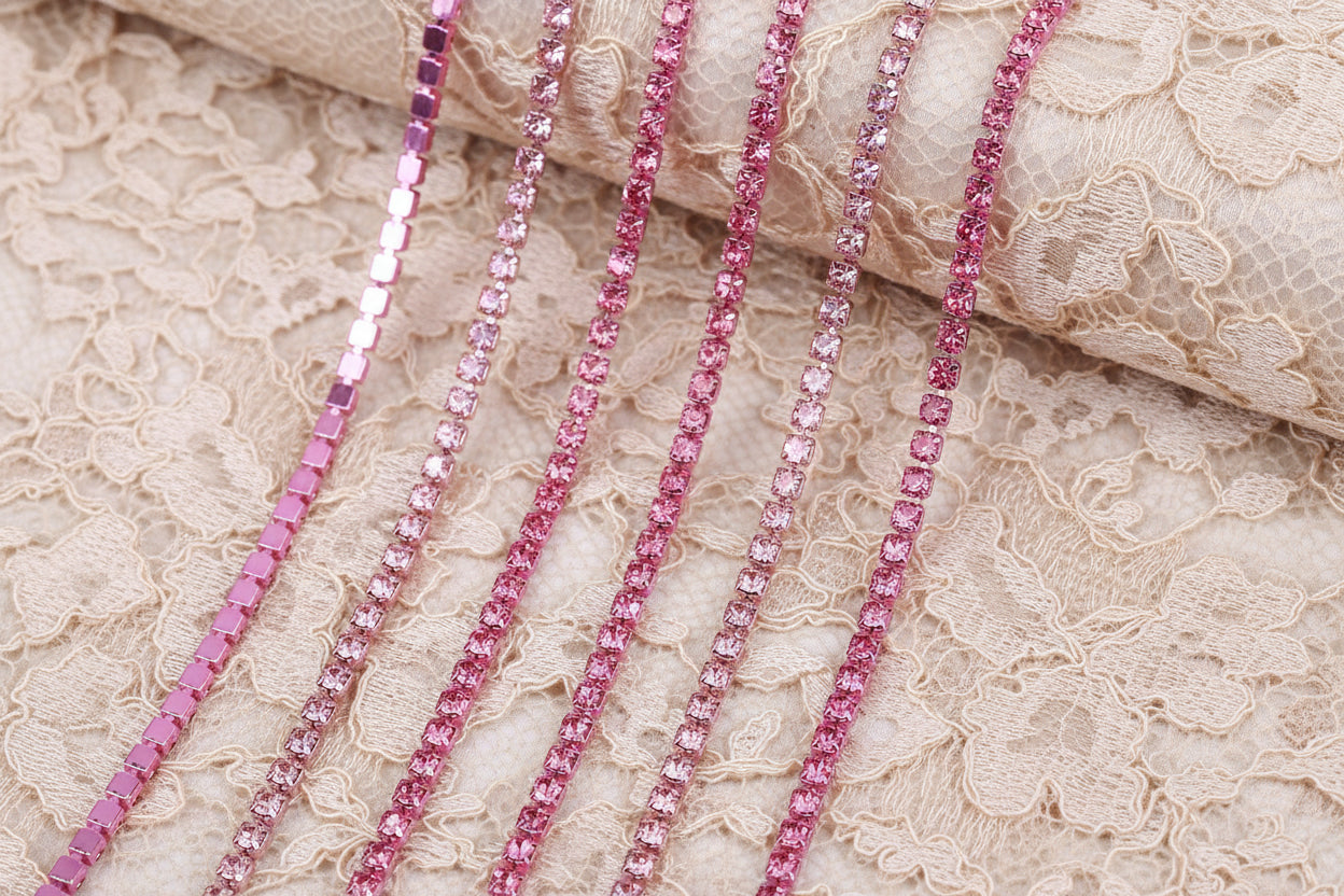 chaine de strass rose-poudrée a griffe rose