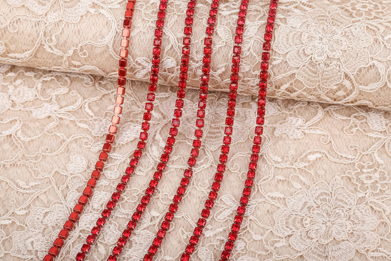chaine de strass rouge-siam a griffe rouge 