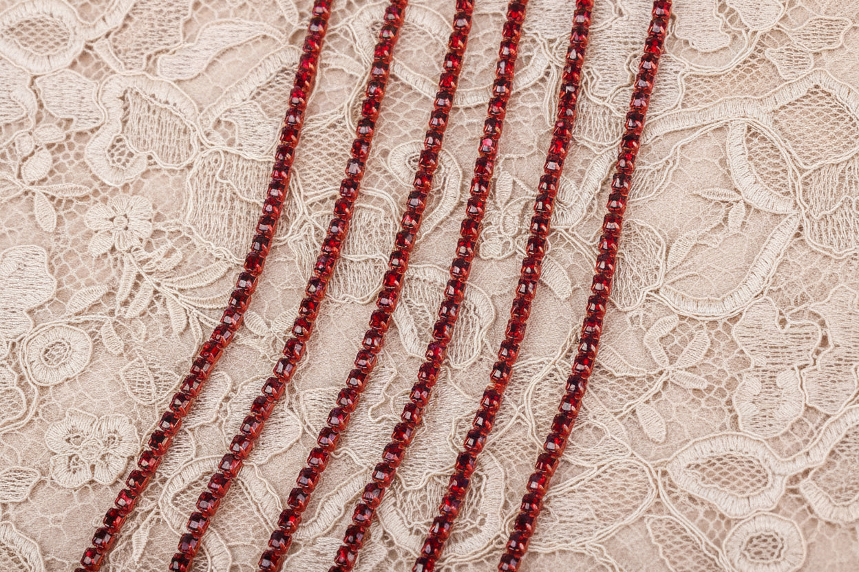 chaine de strass rouge-siam foncé a griffe rouge 