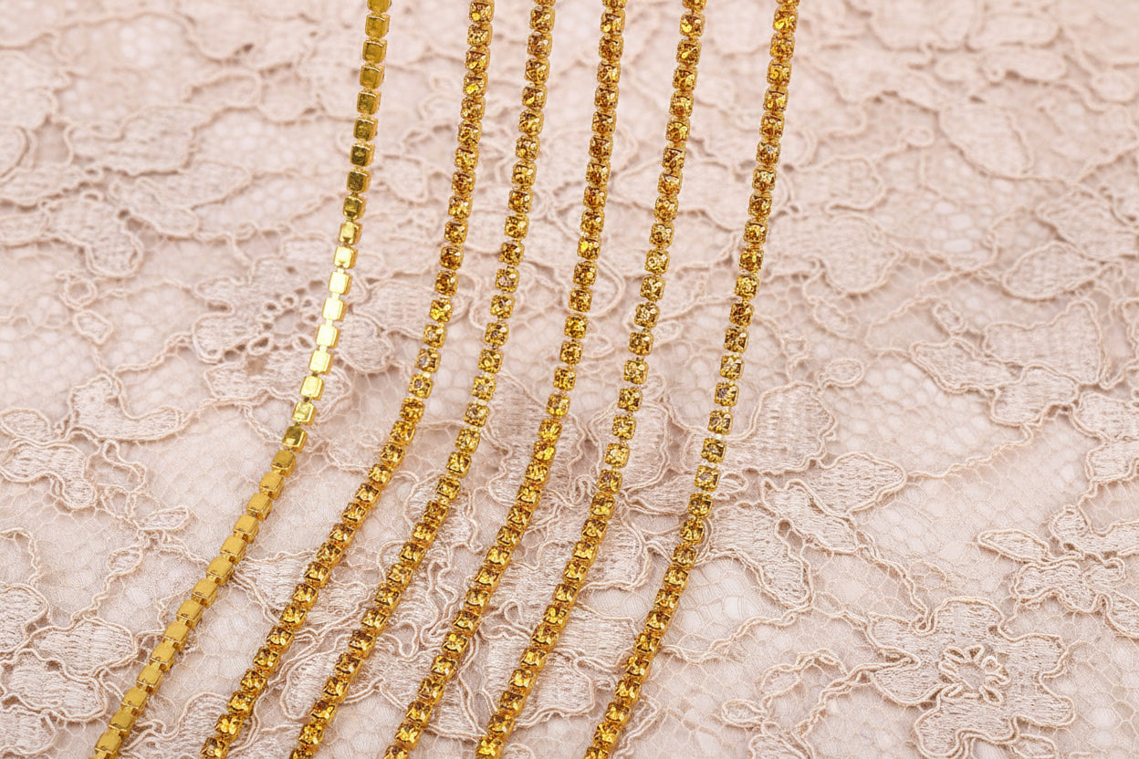 chaine de strass topaze-doré a griffe doré 