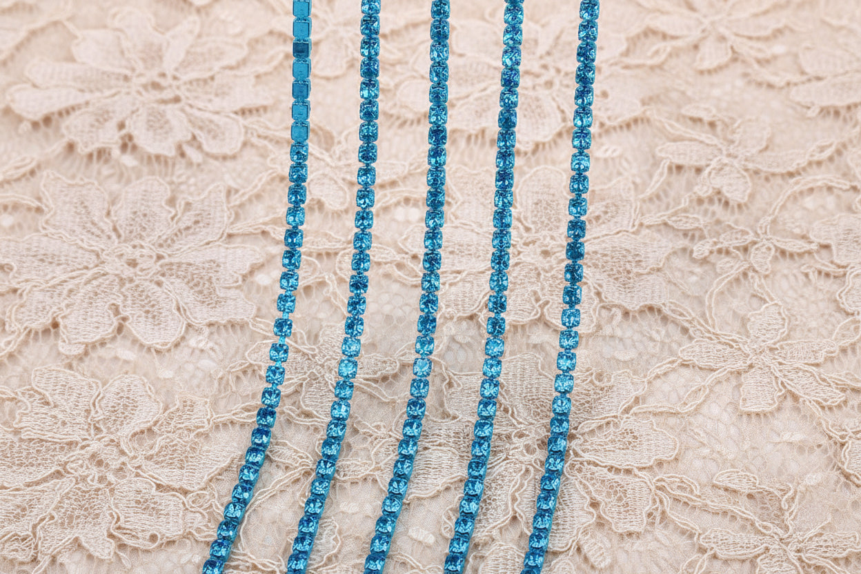 chaine de strass en bleu-turquoise a griffe turquoise 