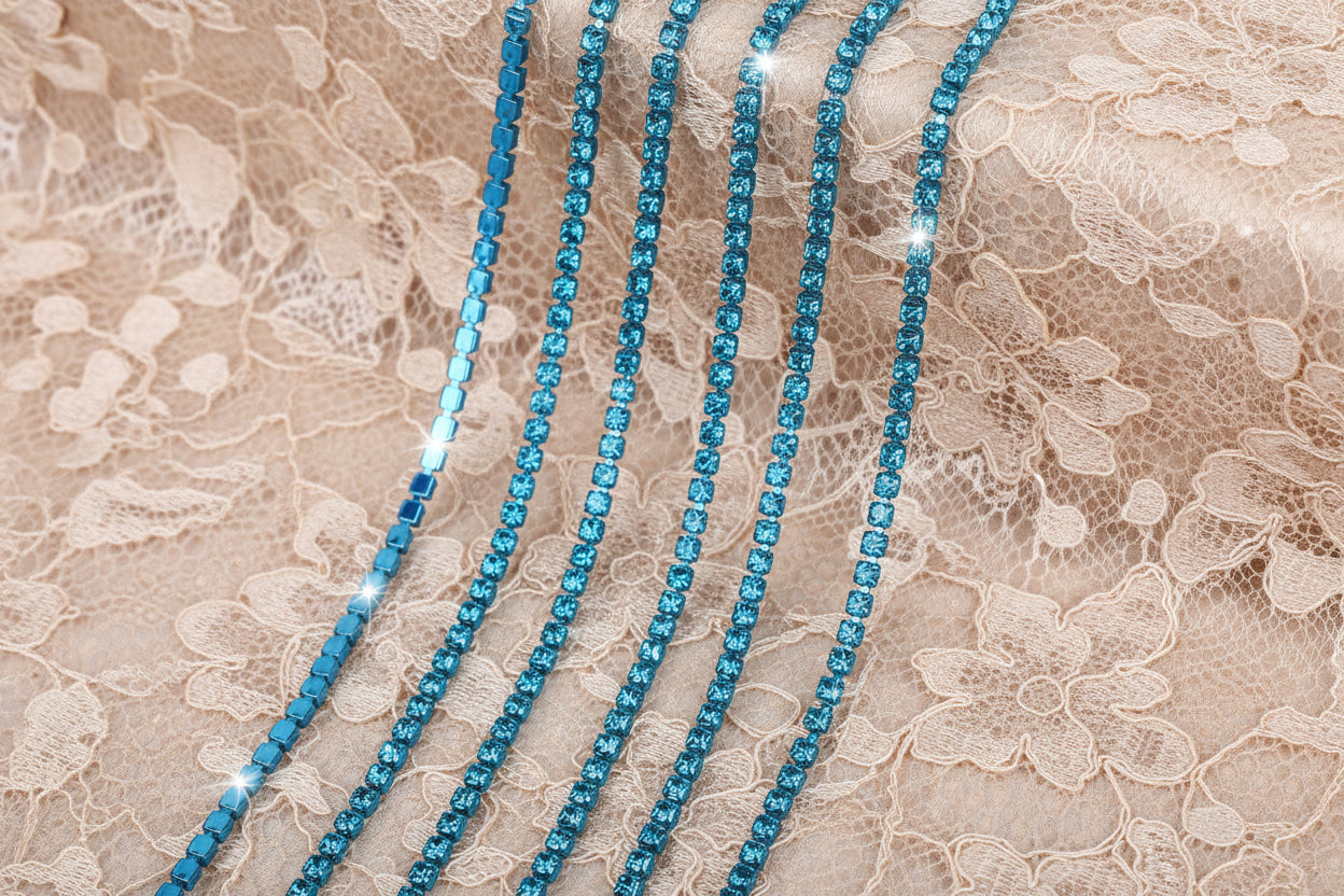 chaine de strass en turquoise-bleu zircon a griffe turquoise 