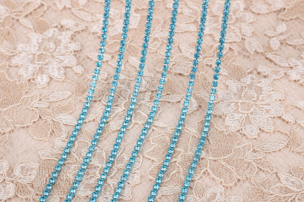 chaine de strass turquoise-claire azur a griffe bleu