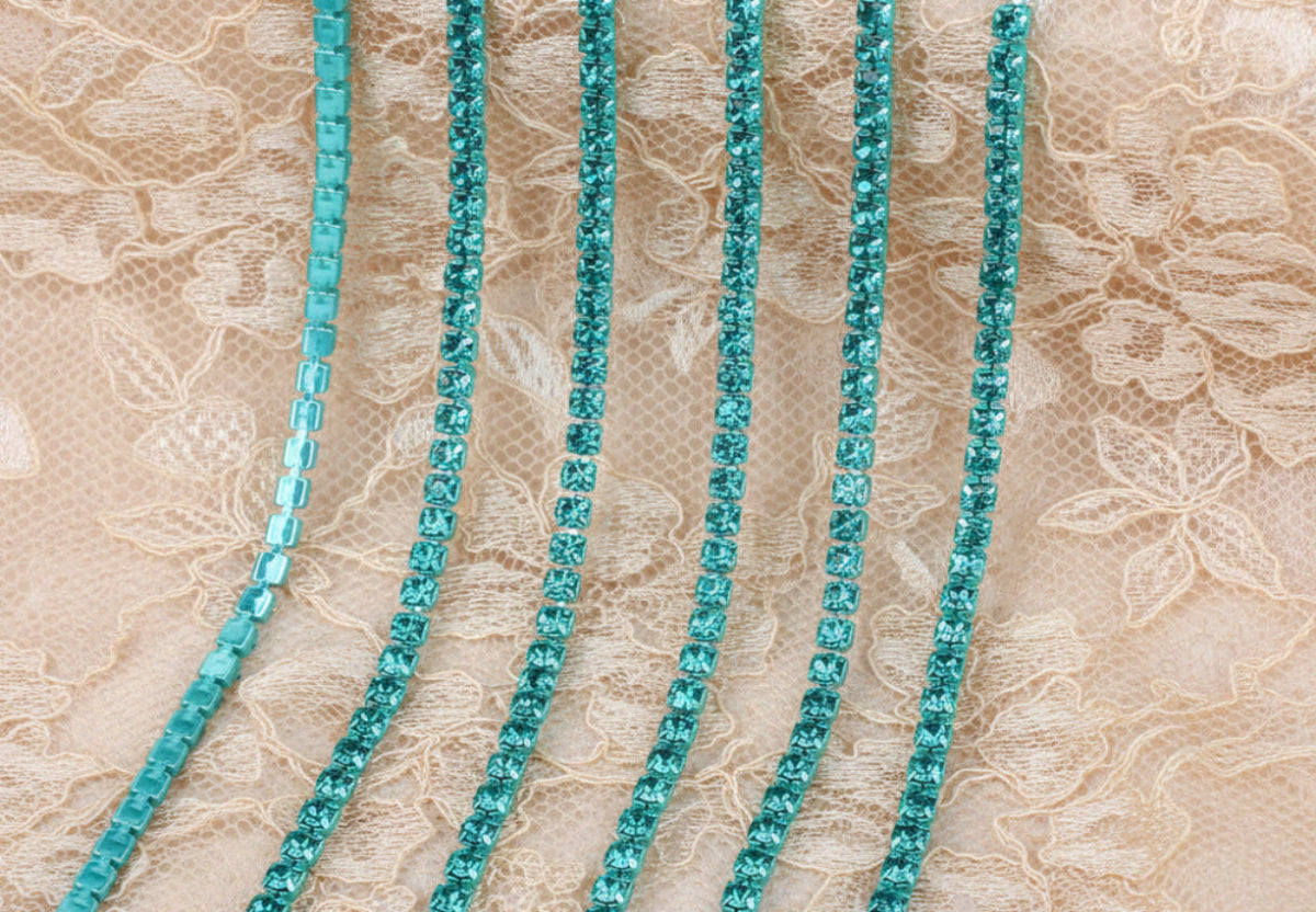 chaine de strass en vert-cyan a griffe cyan