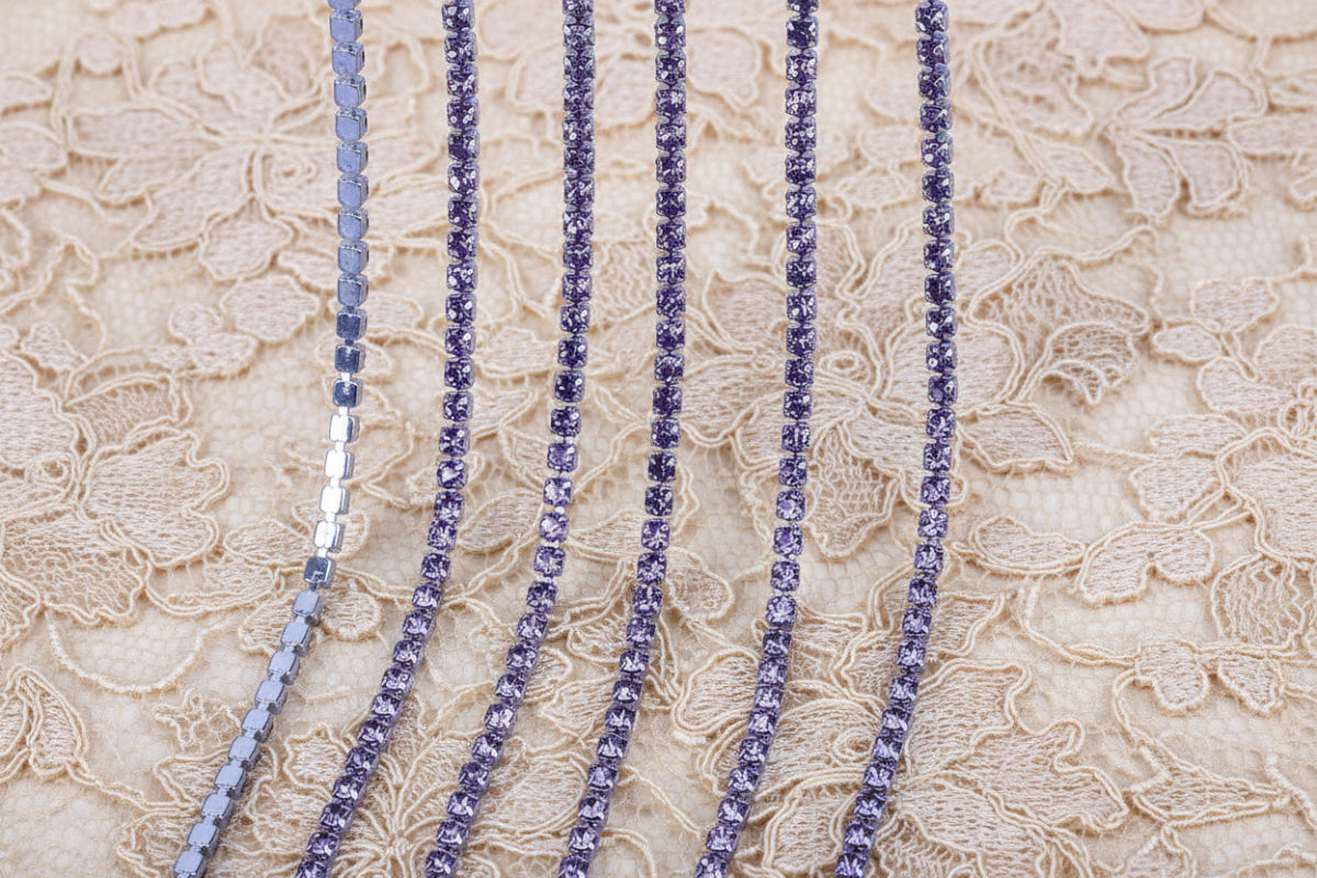 chaine de strass violet a griffe violet