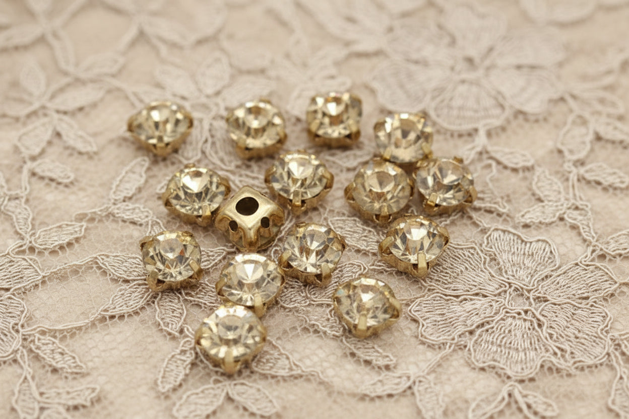 strass beige , griffe en métal doré a coudre
