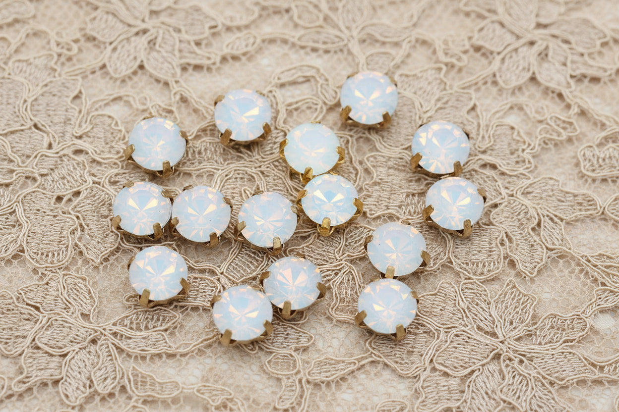 strass blanc opale, griffe en métal doré a coudre