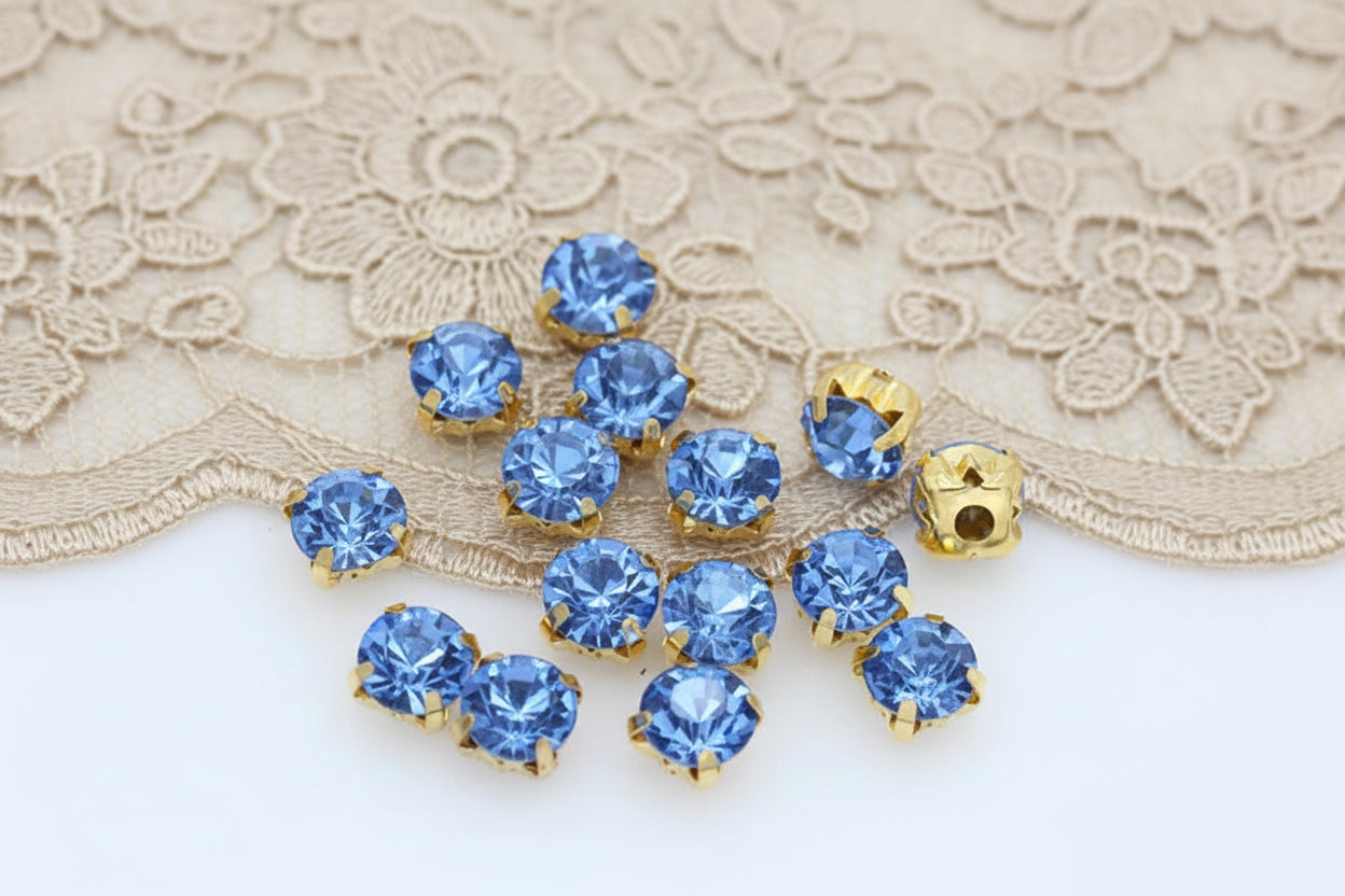 strass bleu azur claire, griffe en métal doré a coudre