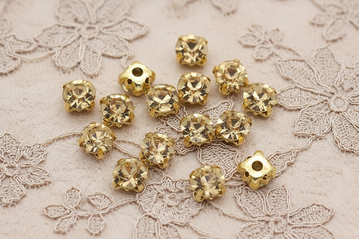 strass beige doré , griffe en métal doré a coudre 