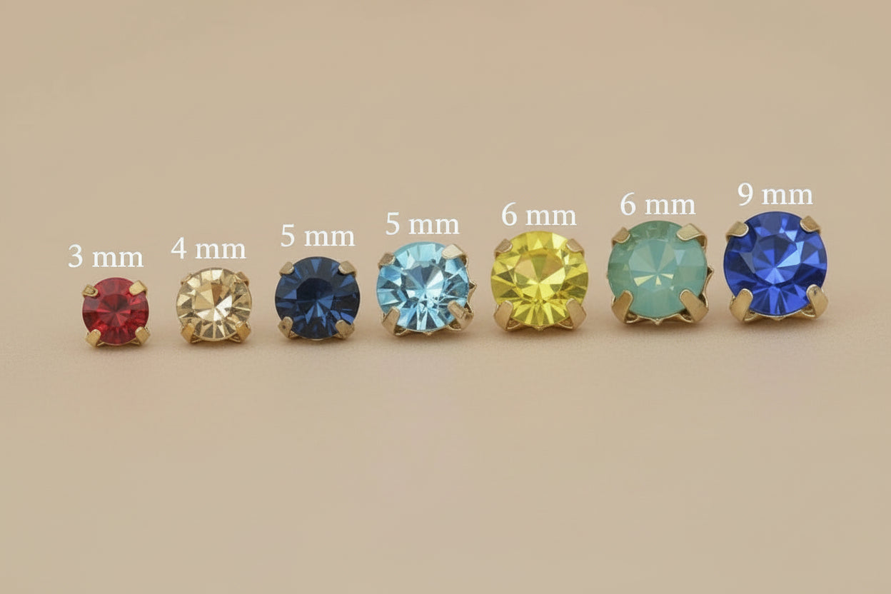 présentation de strass avec taille différente,  griffe en métal doré  a coudre