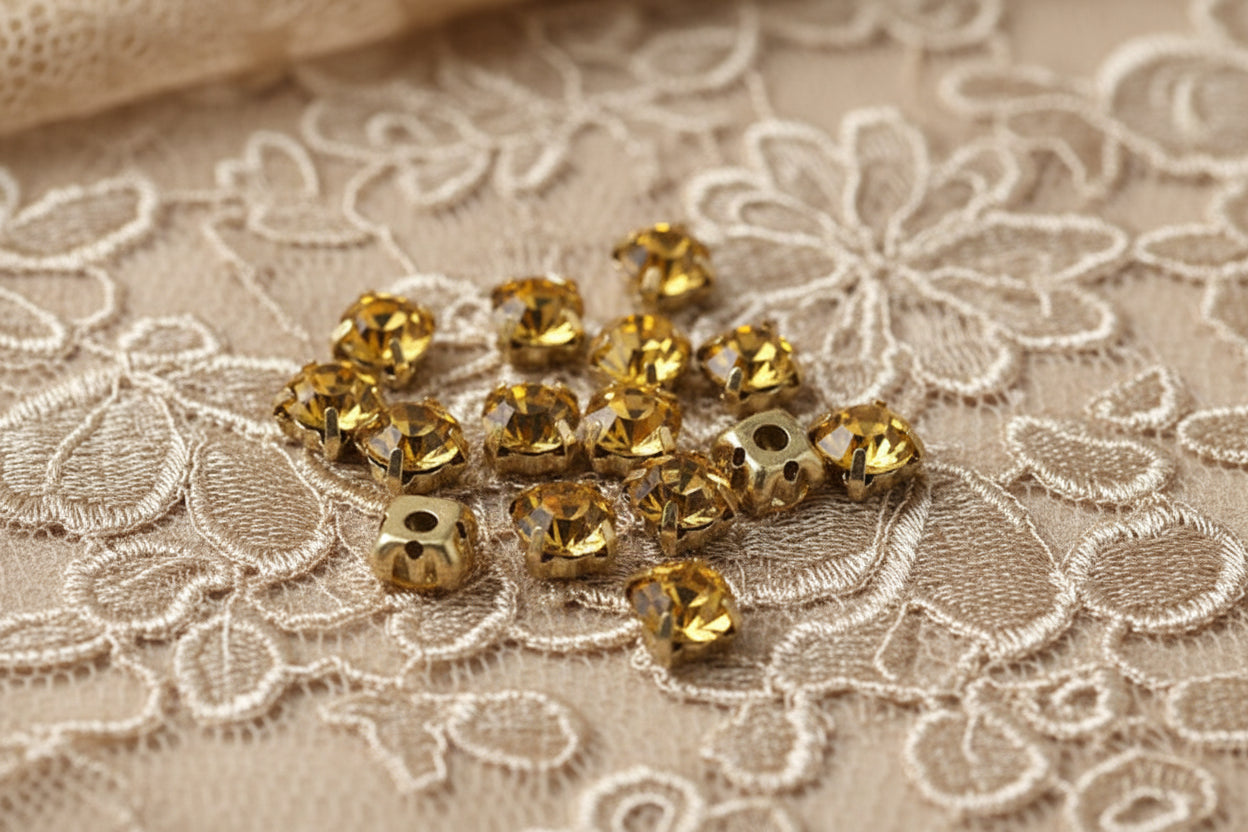 strass jaune doré, griffe en métal doré a coudre 