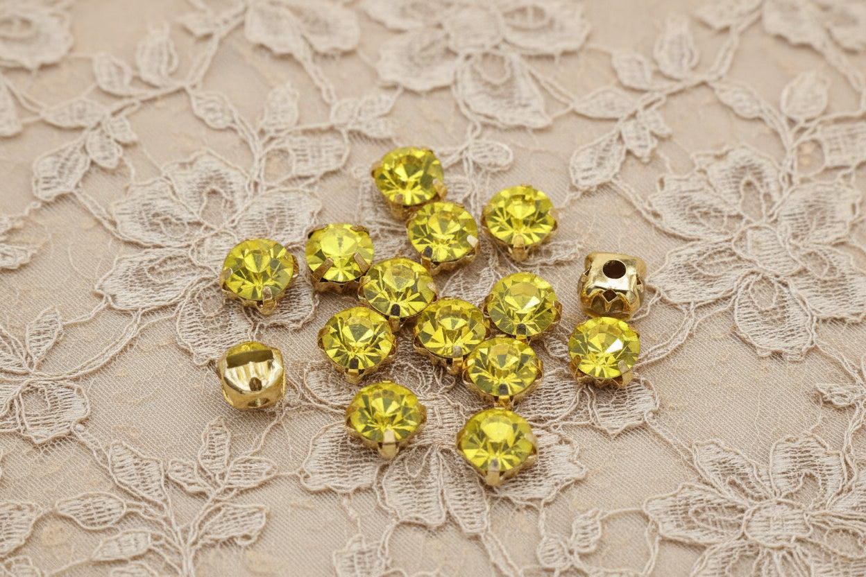 strass jaune, griffe en métal doré a coudre