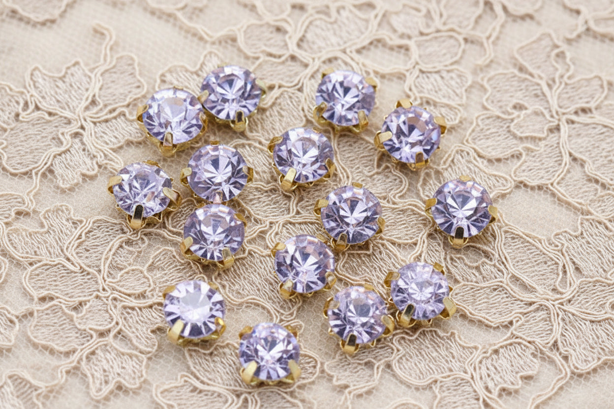 strass mauve très claire, griffe en métal doré a coudre