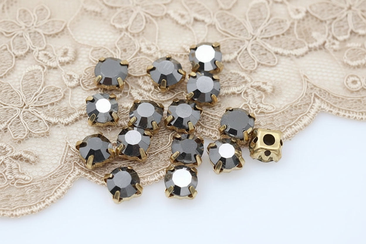 strass noir miroir, griffe en métal  doré a coudre