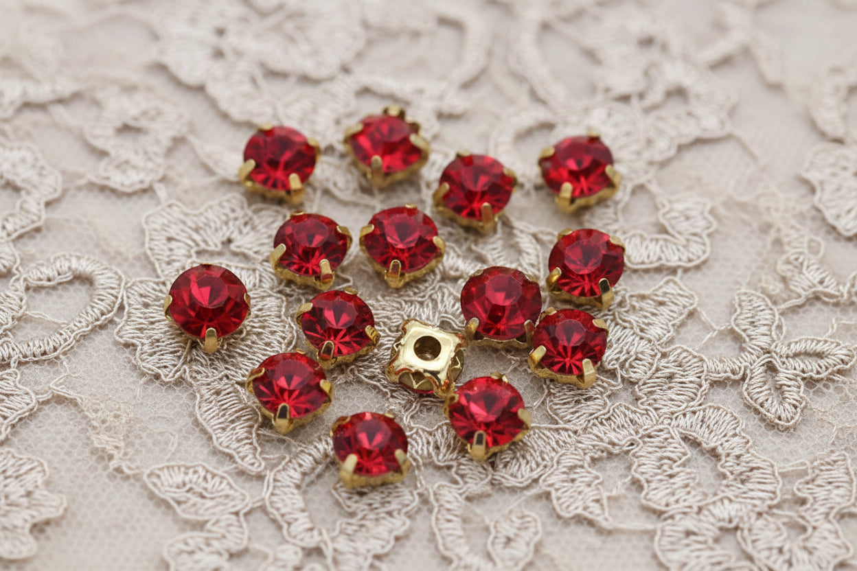 strass rouge foncé , griffe en métal doré a coudre