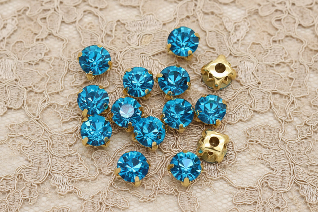 strass turquoise azur, griffe en métal doré a coudre