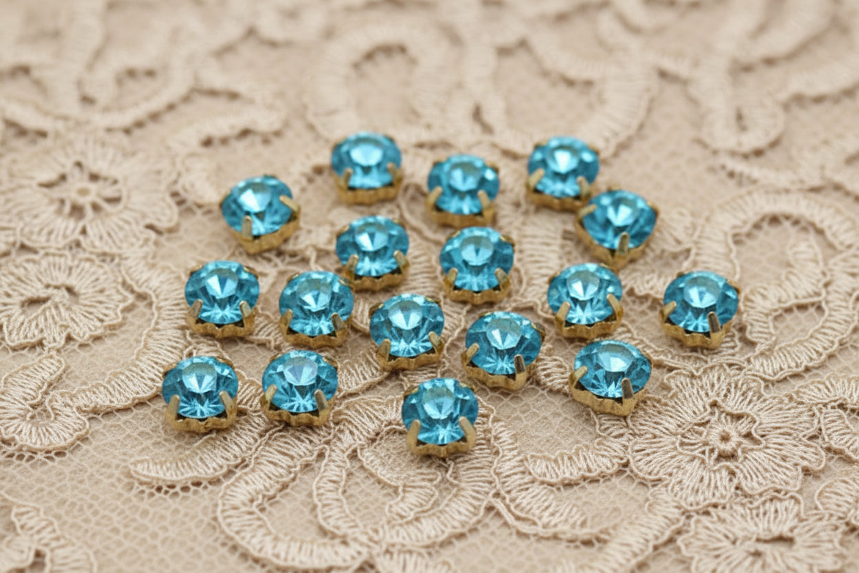 strass turquoise pastel, griffe en metal doré a coudre