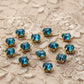 strass turquoise profond, griffe en métal doré a coudre 