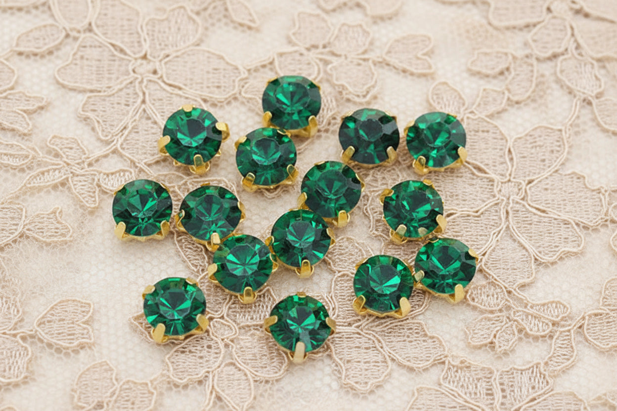 strass vert émeraude, griffe en métal doré a coudre