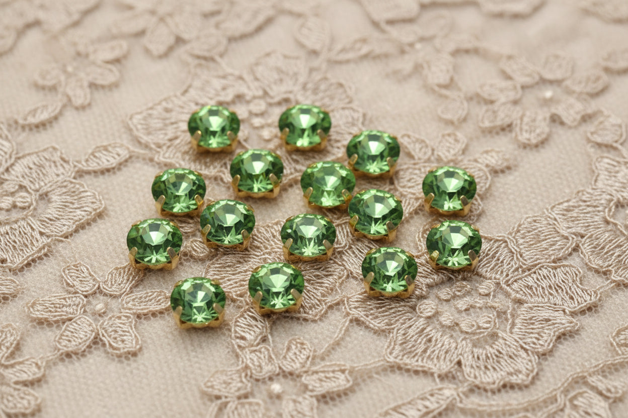 strass vert claire, griffe en métal doré a coudre