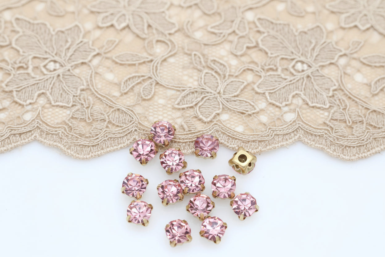 strass rose , griffe en métal a coudre
