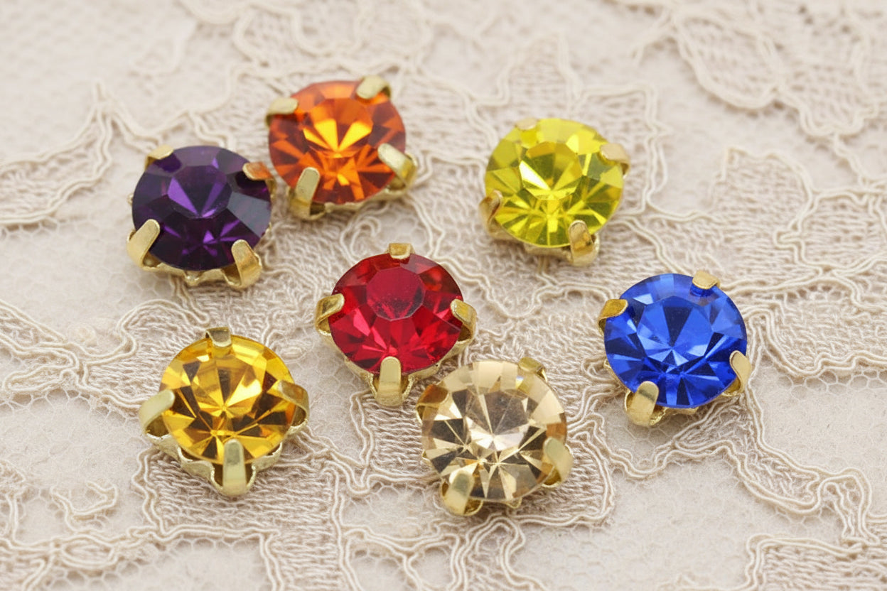 présentation de strass et c'est couleur, griffe en métal doré a coudre