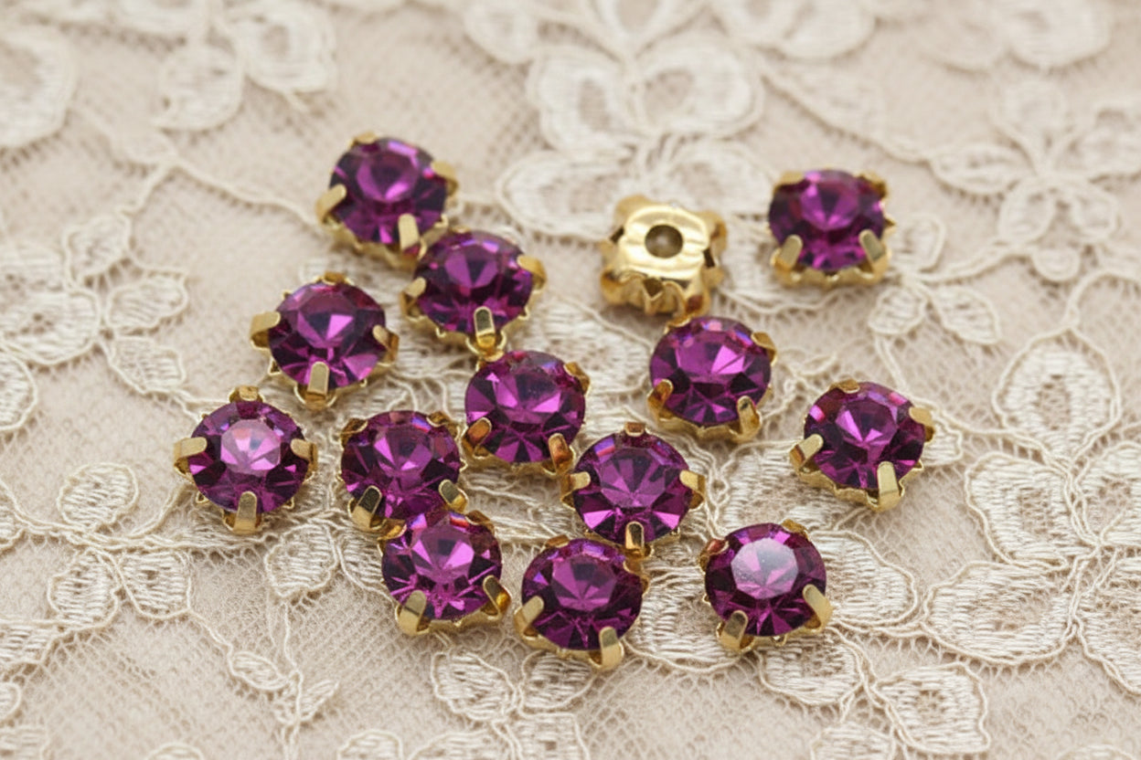strass lilas orchidée ,griff en métal doré a coudre 