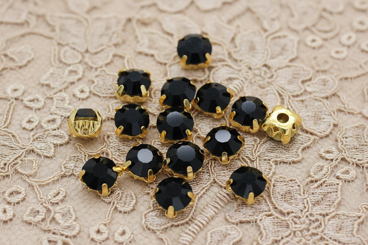 strass noir opaque , griffe en métal doré a coudre