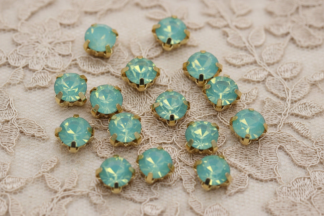 strass vert jade, griffe métal doré a coudre 