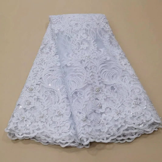 Dentelle blanche pliée, à motifs floraux brodés, perles et bord festonné